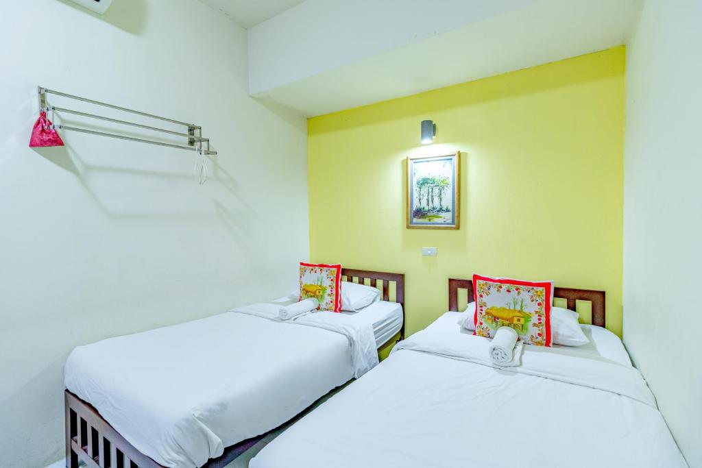 Двухместный (Двухместный номер с 2 отдельными кроватями и собственной ванной комнатой) хостела Sleep Dee Hostel, Бангкок