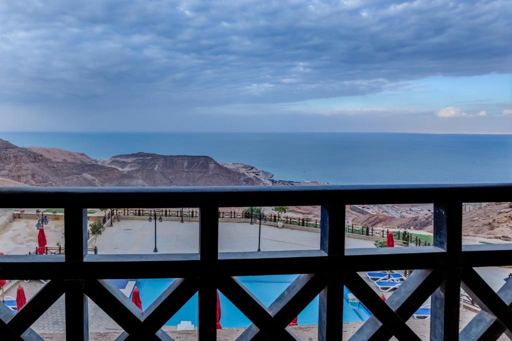 Двухместный (King or Twin Room with side Sea View - Egyptians and Residents Only) отеля EL Jabal Sokhna Hotel, Айн-Сохна