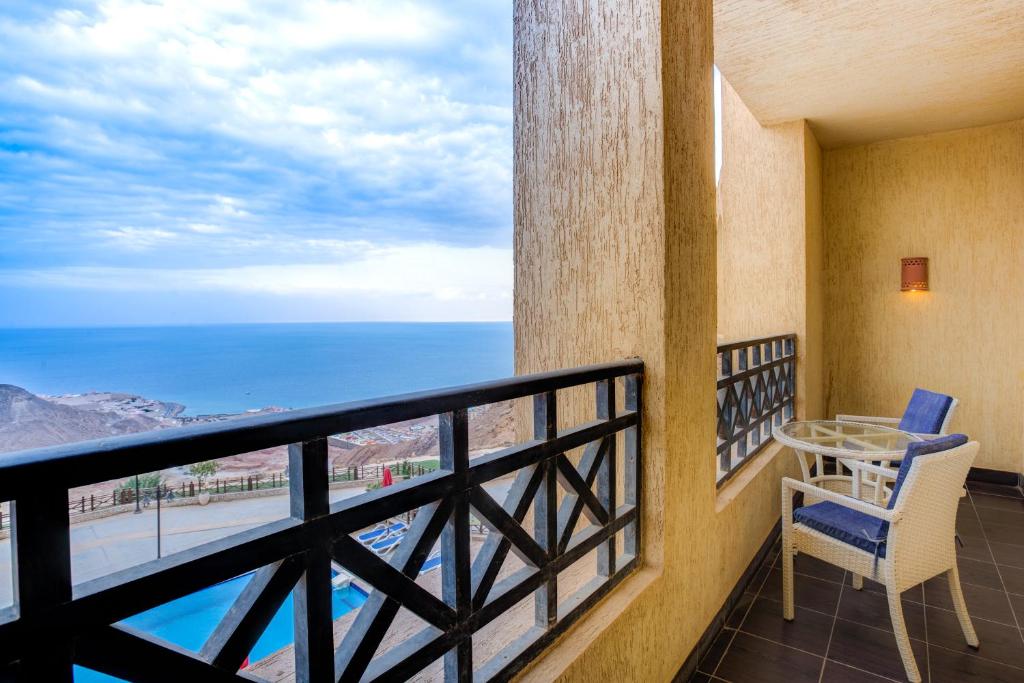 Двухместный (Двухместный номер с 1 кроватью или 2 отдельными кроватями и боковым видом на море) отеля EL Jabal Sokhna Hotel, Айн-Сохна