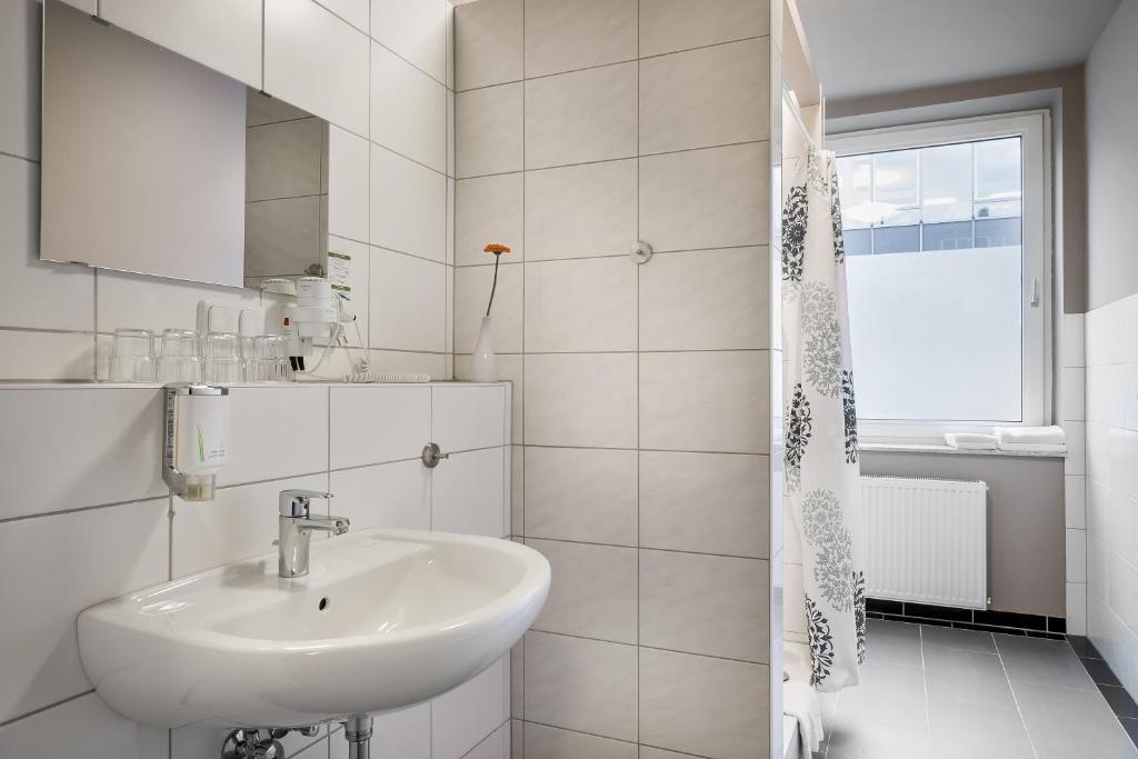 Двухместный (Бюджетный двухместный номер с 2 отдельными кроватями и общей ванной комнатой) отеля Novum Hotel City Stay Frankfurt, Франкфурт-на-Майне