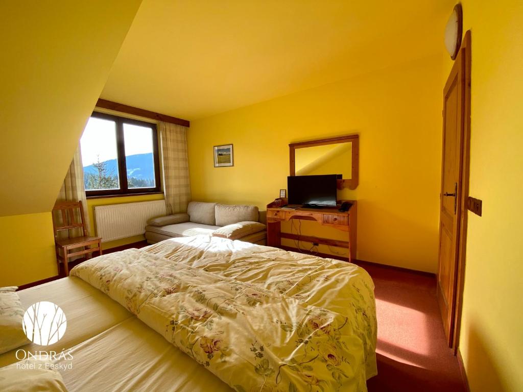 Трехместный (Двухместный номер с двуспальной кроватью и дополнительной кроватью) отеля Hotel Ondras z Beskyd, Остравице
