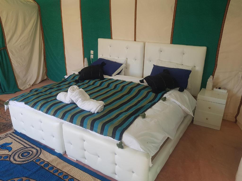 Номер (Люкс-шатер с 2 отдельными кроватями) отеля Dune Merzouga Camp, Мерзуга