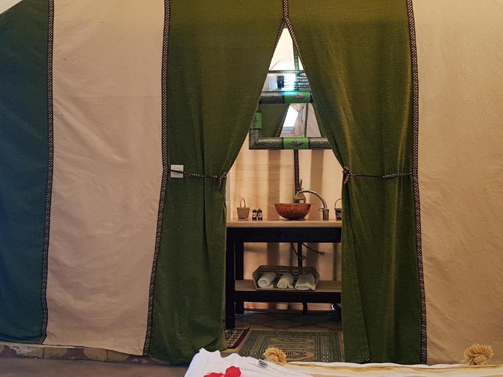 Номер (Двухместный люкс-шатер с 1 кроватью) отеля Dune Merzouga Camp, Мерзуга