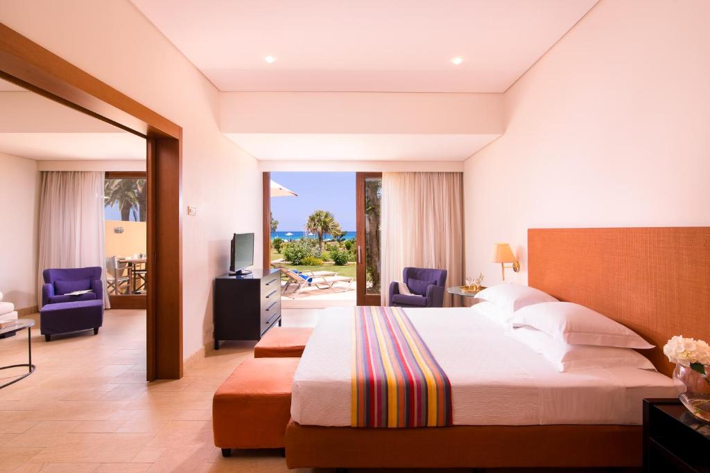 Сьюит (Улучшенный семейный люкс с видом на море (для 2 взрослых и 1 ребенка)) отеля Kernos Beach Hotel & Bungalows, Малиа