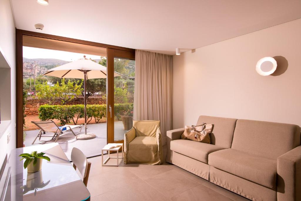 Сьюит (Улучшенный семейный люкс с видом на сад (2 взрослых + 1 ребенок)) отеля Kernos Beach Hotel & Bungalows, Малиа