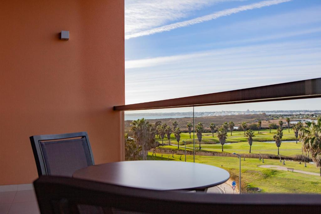 Двухместный (Двухместный номер «Престиж» с 1 кроватью или 2 отдельными кроватями, боковой вид на море) курортного отеля Vidamar Algarve Hotel - Dining Around Half Board, Албуфейра