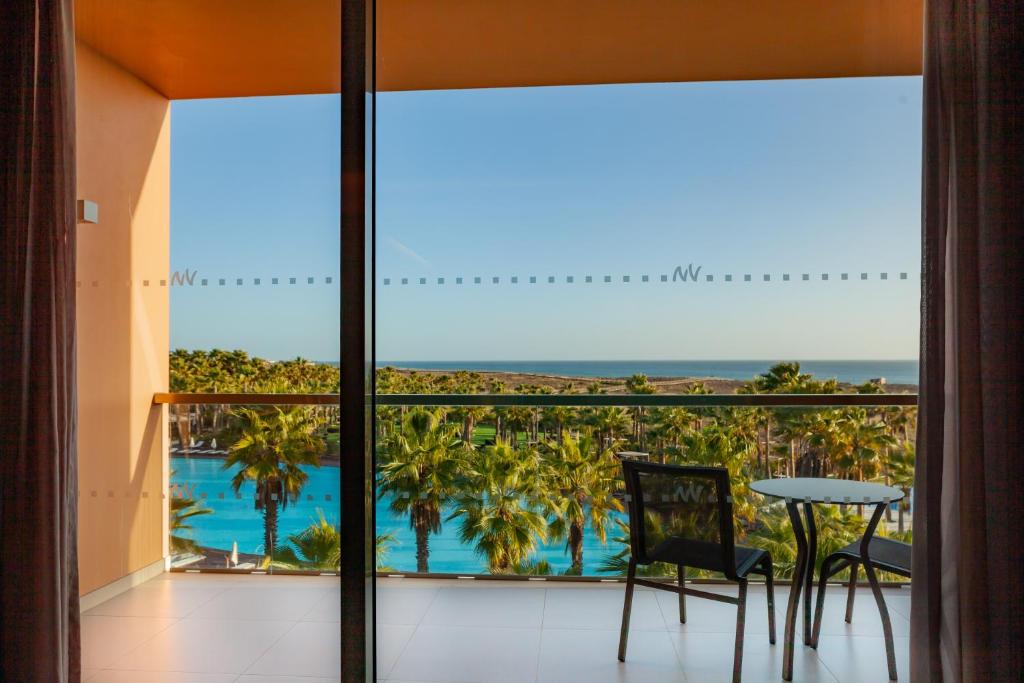 Двухместный (Улучшенный двухместный номер с 1 кроватью или 2 отдельными кроватями и видом на море) курортного отеля Vidamar Algarve Hotel - Dining Around Half Board, Албуфейра