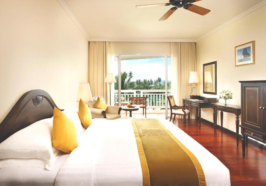 Трехместный (Улучшенный номер с кроватью размера «king-size», балконом и доступом в клуб) курортного отеля Sofitel Krabi Phokeethra Golf and Spa Resort, Краби