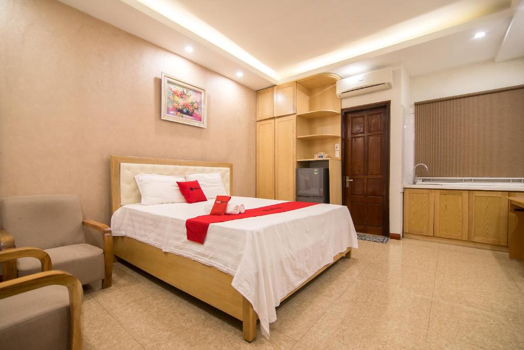Двухместный (Улучшенный двухместный номер с 1 кроватью) отеля RedDoorz near Big C Thang Long, Ханой