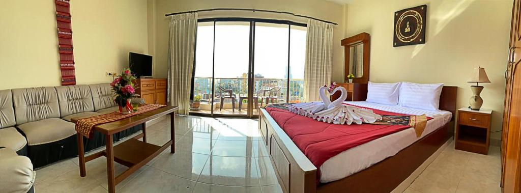 Двухместный (Двухместный номер Делюкс с 1 кроватью и балконом) отеля Green Mango, Пхукет