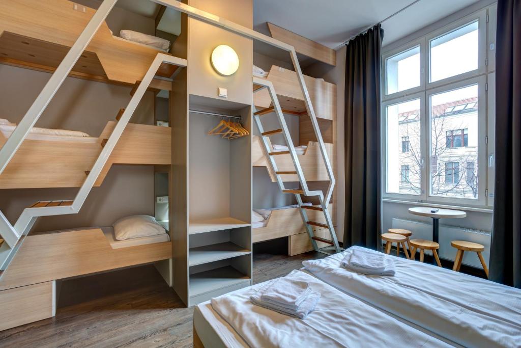 Номер (Кровать в общем 8-местном номере для мужчин и женщин), MEININGER Hotel Berlin Mitte