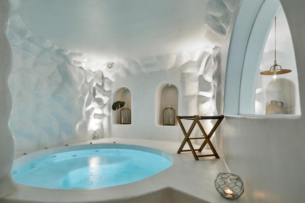 Сьюит (Улучшенный люкс с гидромассажной ванной в помещении) отеля Winery Hotel 1870, Тира