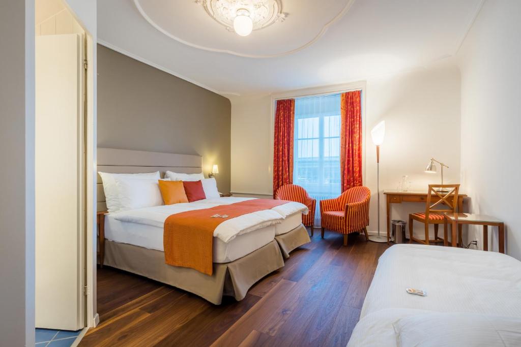 Двухместный (Двухместный номер с 1 кроватью, диваном-кроватью и балконом, вид на реку) отеля Hotel Des Alpes, Люцерн