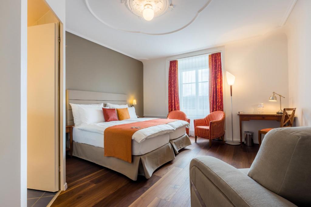 Трехместный (Двухместный номер с 1 кроватью, диваном-кроватью и большим балконом, вид на реку) отеля Hotel Des Alpes, Люцерн