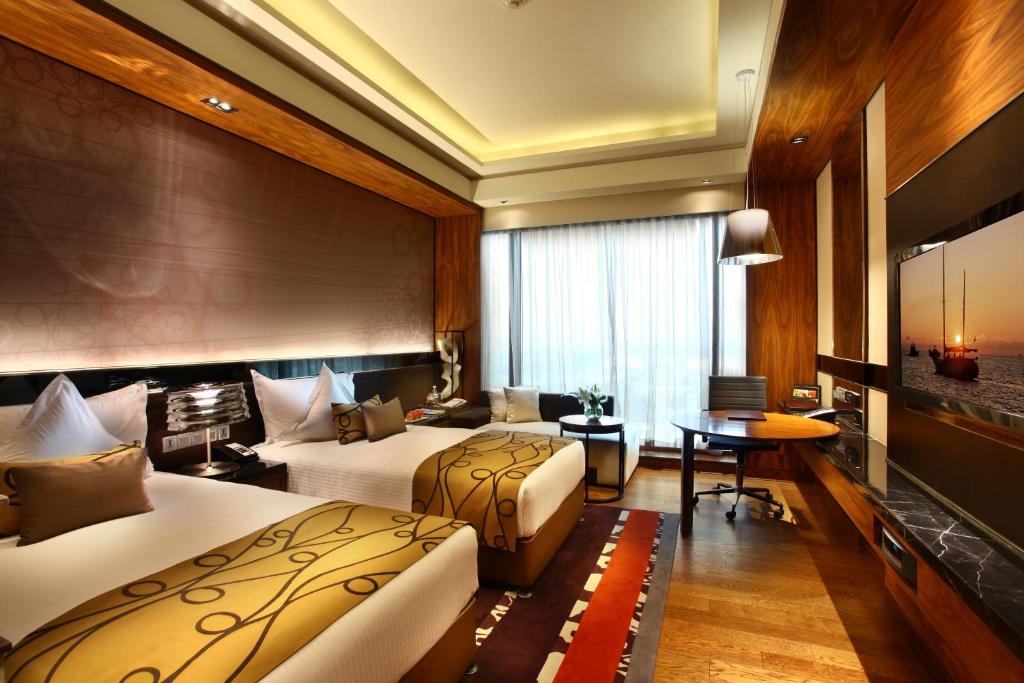 Двухместный (Представительский двухместный номер с 2 отдельными кроватями - Для курящих) отеля Crowne Plaza New Delhi Rohini, Нью-Дели