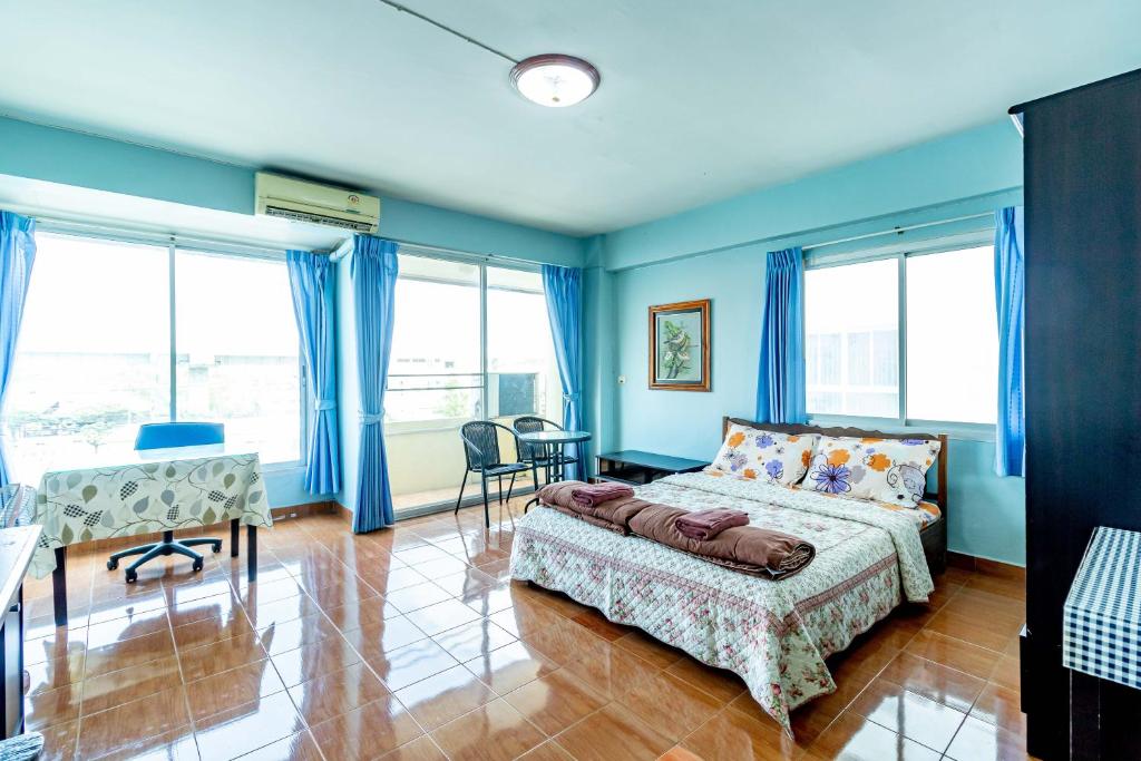 Двухместный (Улучшенный номер с кроватью размера «queen-size») апарт-отеля Benjaratch Boutique Apartment, Бангкок