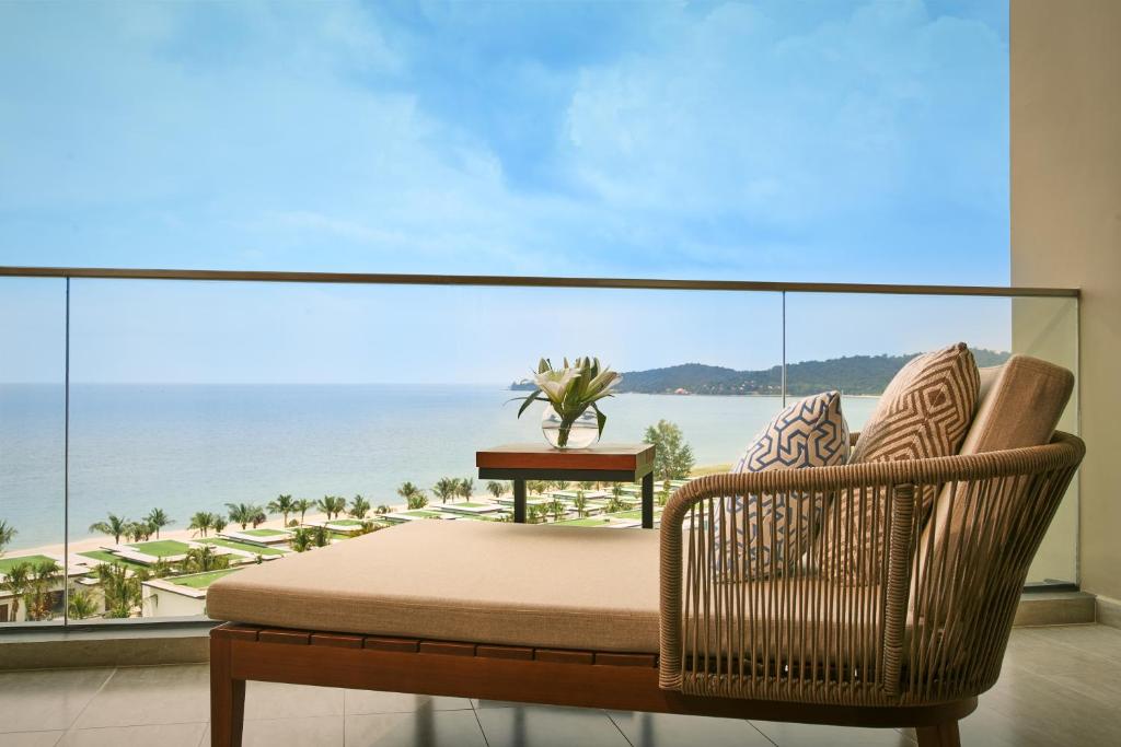 Двухместный (Улучшенный двухместный номер с 2 отдельными кроватями, балконом и видом на море) курортного отеля Mövenpick Resort Waverly Phu Quoc, Дуонг-Донг