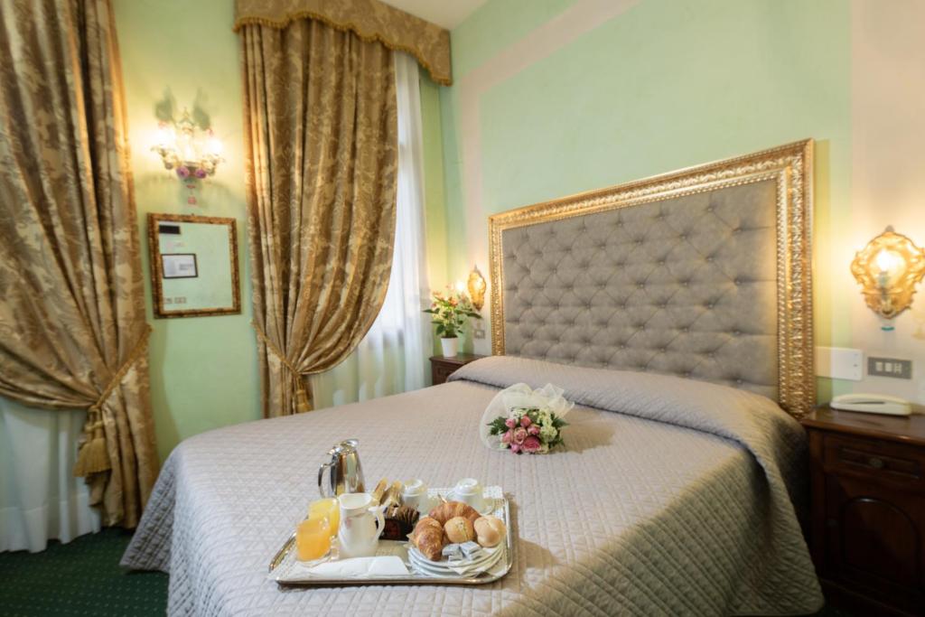 Двухместный (Классический двухместный номер с 1 кроватью или 2 отдельными кроватями) отеля Hotel Marconi, Венеция