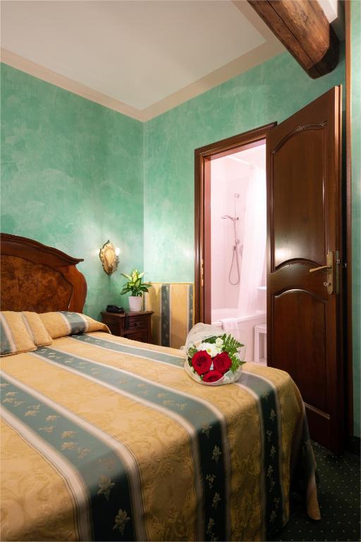 Двухместный (Улучшенный двухместный номер с 1 кроватью или 2 отдельными кроватями) отеля Hotel Marconi, Венеция