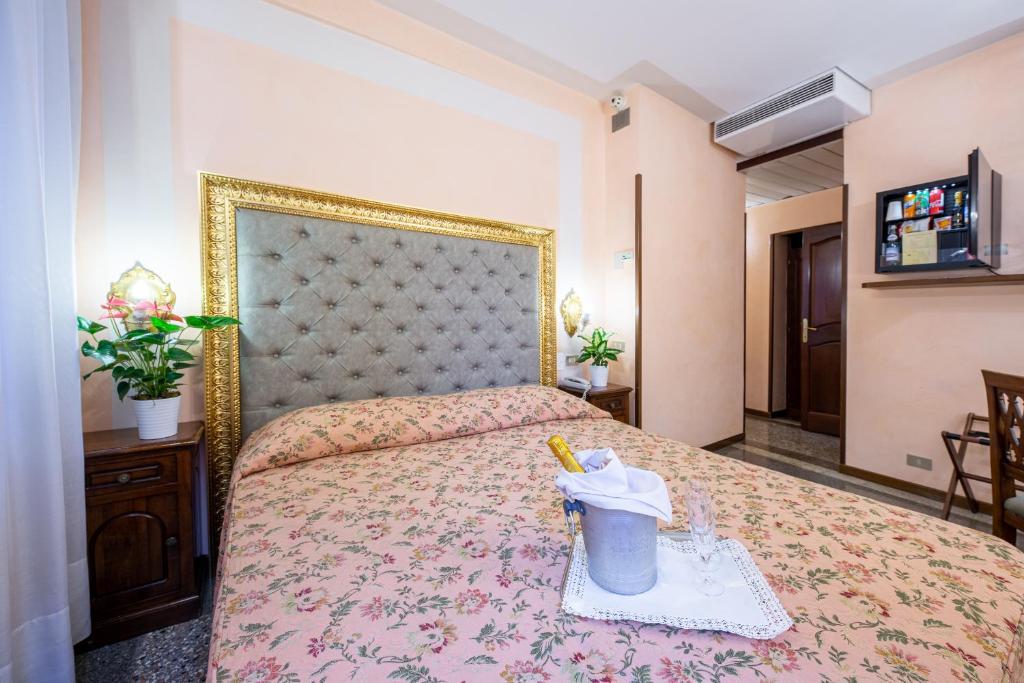 Трехместный (Классический трехместный номер) отеля Hotel Marconi, Венеция