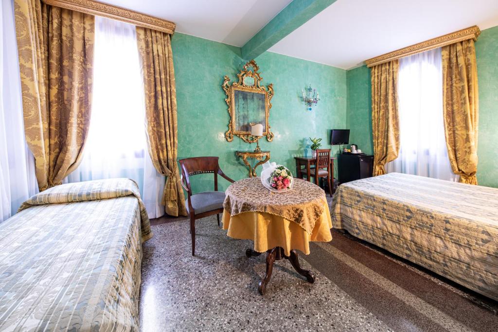 Четырехместный (Четырехместный номер Делюкс) отеля Hotel Marconi, Венеция