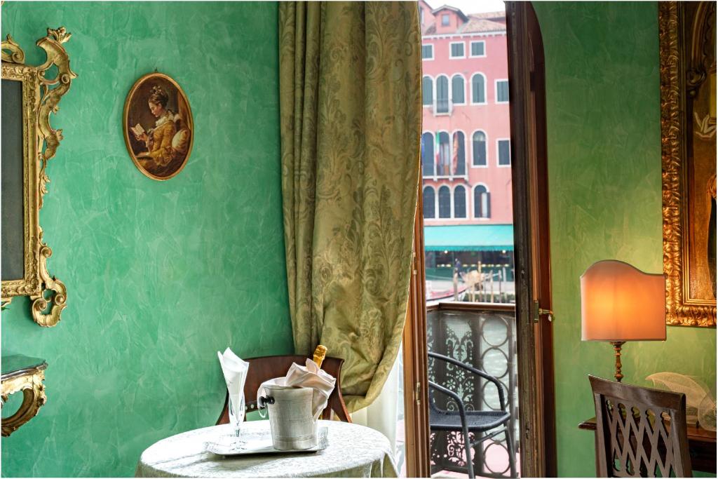 Двухместный (Двухместный номер Делюкс с 1 кроватью или 2 отдельными кроватями, вид на канал) отеля Hotel Marconi, Венеция