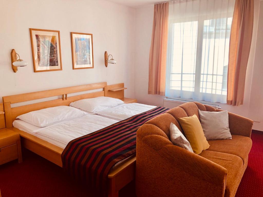 Двухместный (Standard Double Room with 2 Extra Beds), Hotel & Penzión Grand Matej