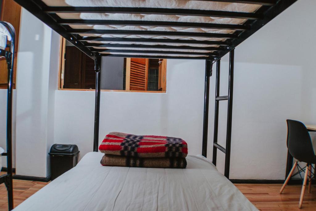 Номер (Спальное место в общем номере для мужчин и женщин с 4 кроватями и общей ванной комнатой) хостела Hostel Mundo Joven Catedral, Мехико