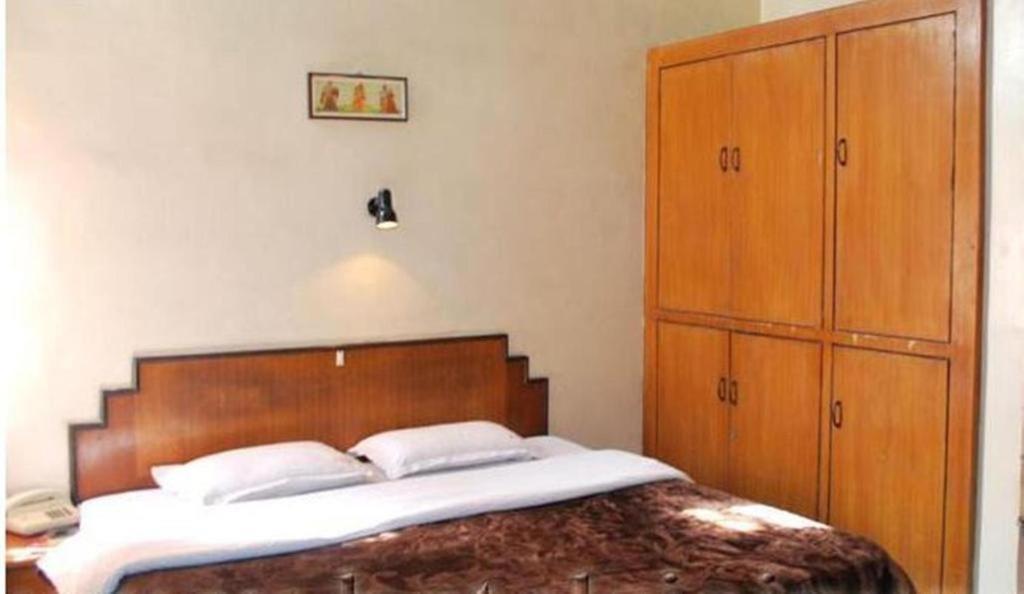 Двухместный (Двухместный полулюкс с 1 кроватью) отеля Bani Park Hotel, Джайпур