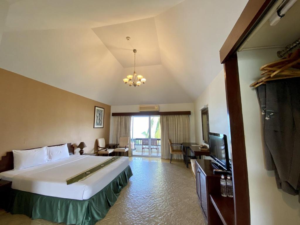 Двухместный (Двухместный номер Делюкс с 1 кроватью или 2 отдельными кроватями и видом на море) курортного отеля Golden Pine Beach Resort, Пранбури