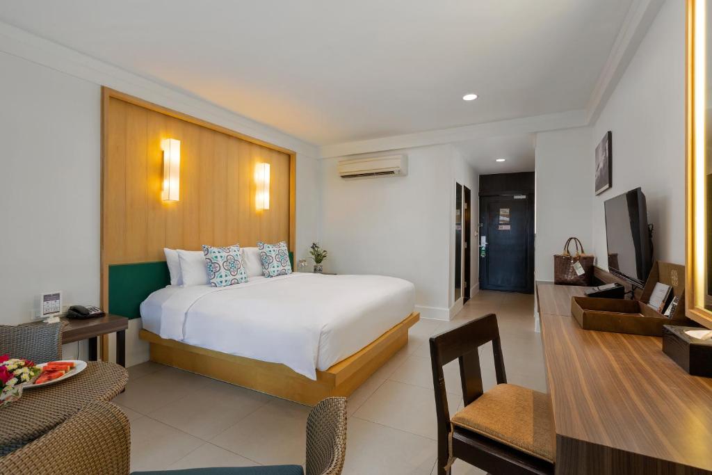 Двухместный (Улучшенный двухместный номер с 1 кроватью или 2 отдельными кроватями) курортного отеля Sawaddi Patong, Пхукет