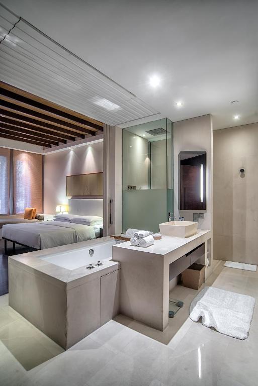 Двухместный (Номер с кроватью размера «king-size» и видом на озеро) отеля Park Hyatt Ningbo Resort & Spa, Нинбо