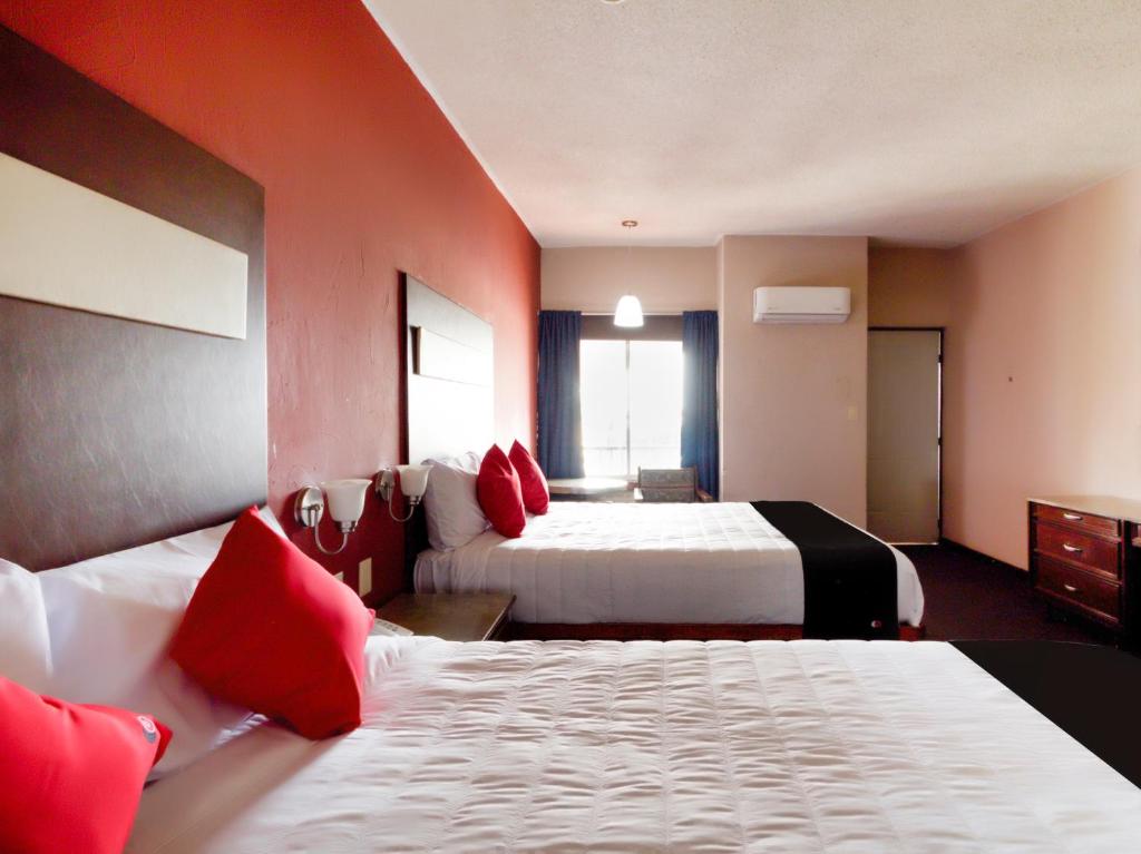 Двухместный (Улучшенный номер с 2 кроватями) отеля La Fuente Hotel & Suites, Сальтильо