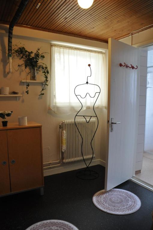 Двухместный (Двухместный номер с 2 отдельными кроватями и общей душевой) хостела Hostel Roddaren, Стромстад