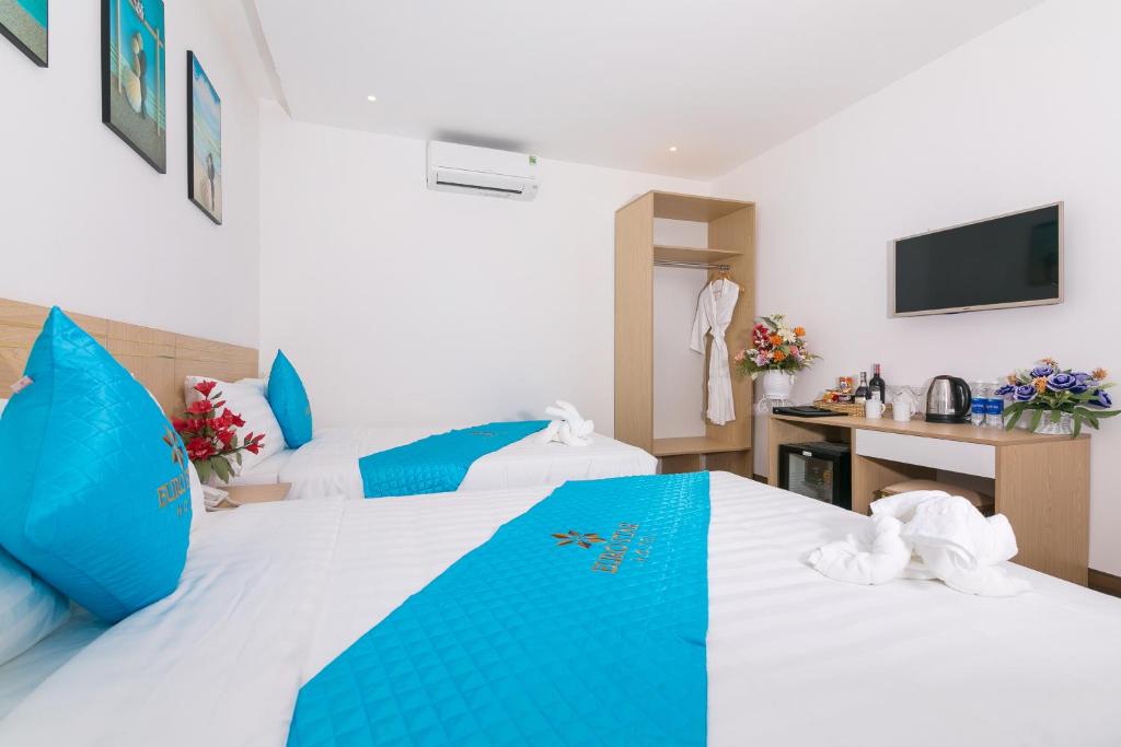Двухместный (Стандартный двухместный номер с 2 двуспальными кроватями) отеля Euro Star Riverside Hotel, Дананг