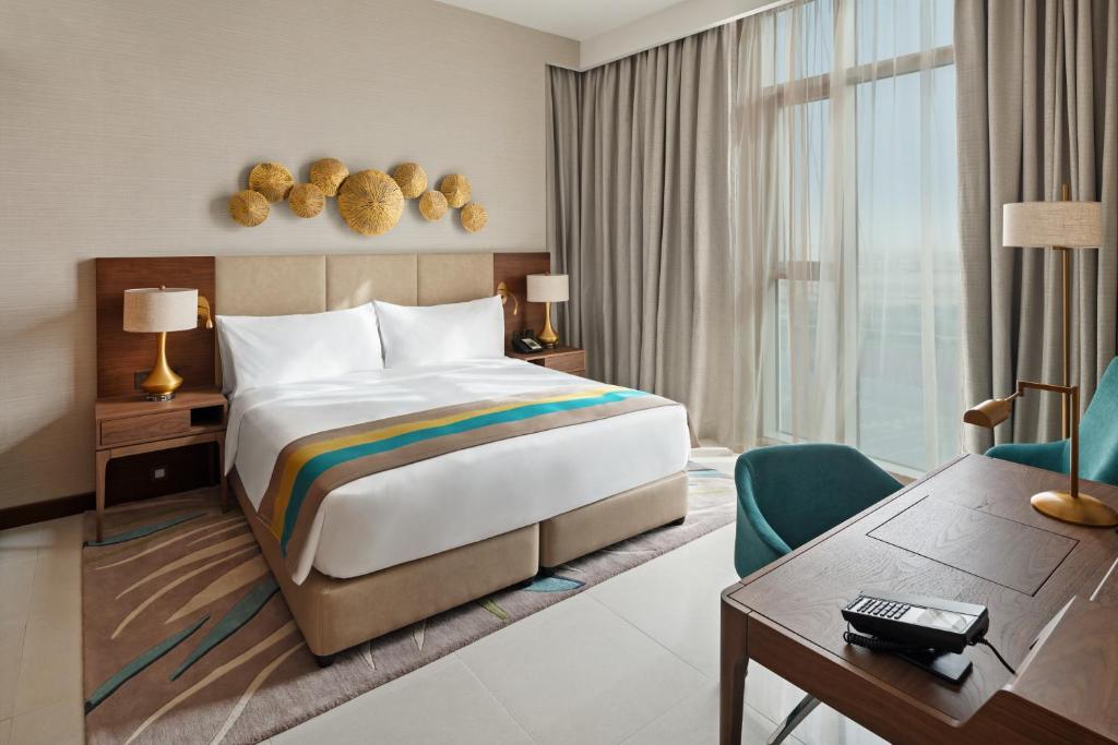 Двухместный (Стандартный номер с 1 кроватью размера «king-size» и видом на город) отеля Holiday Inn Dubai Al-Maktoum Airport, Дубай