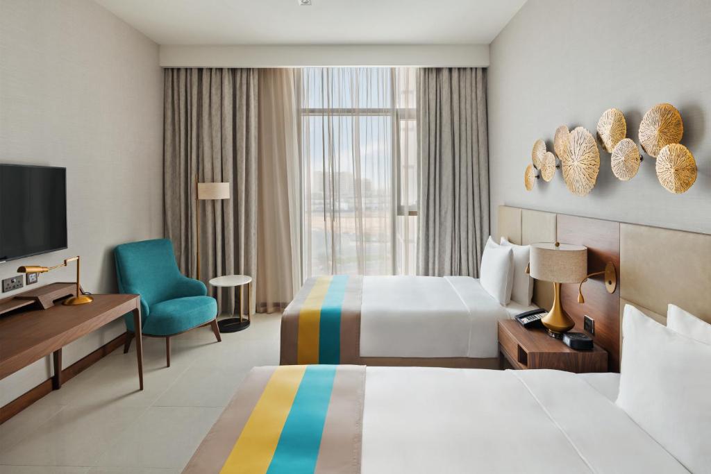 Двухместный (Стандартный номер с 2 отдельными кроватями и видом на город) отеля Holiday Inn Dubai Al-Maktoum Airport, Дубай