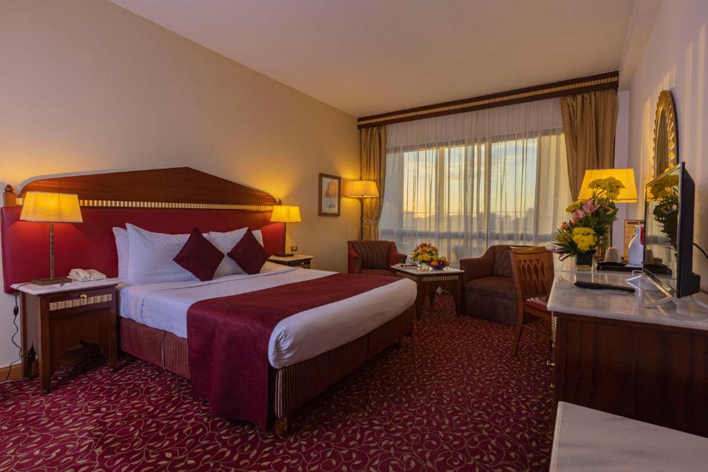 Двухместный (Улучшенный номер c кроватью размера «king-size» и видом на Нил) отеля Golden Tulip Hotel Flamenco Cairo, Каир