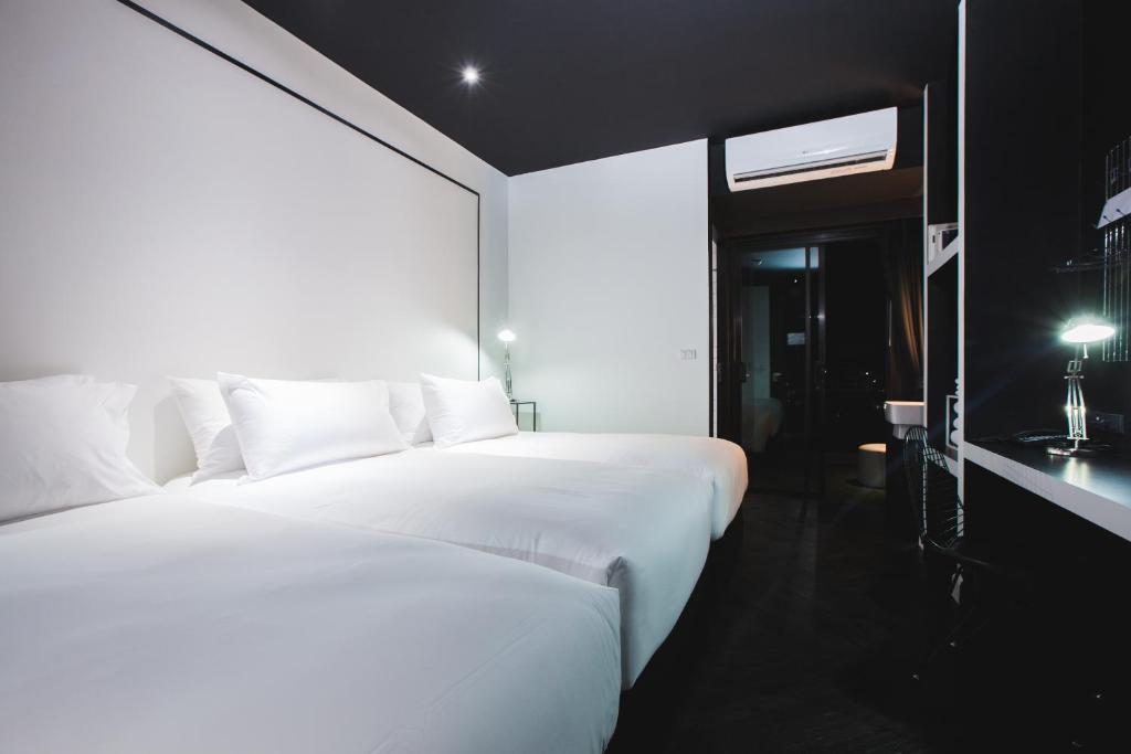 Трехместный (Трехместный номер Делюкс (без ванны) + Бесплатное пользование зоной для коворкинга в течение 24 часов) отеля Blu Monkey Hub, Пхукет