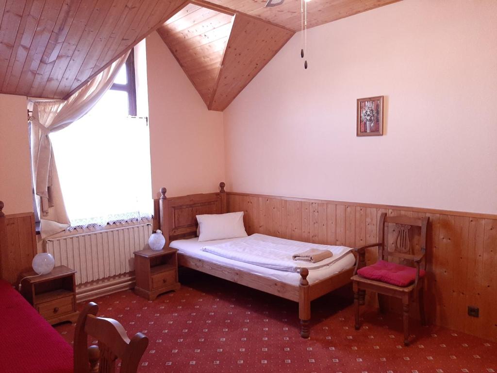 Двухместный (Двухместный номер с 2 отдельными кроватями и общей ванной комнатой) отеля Garni ASAS, Мост (Устецкий край)
