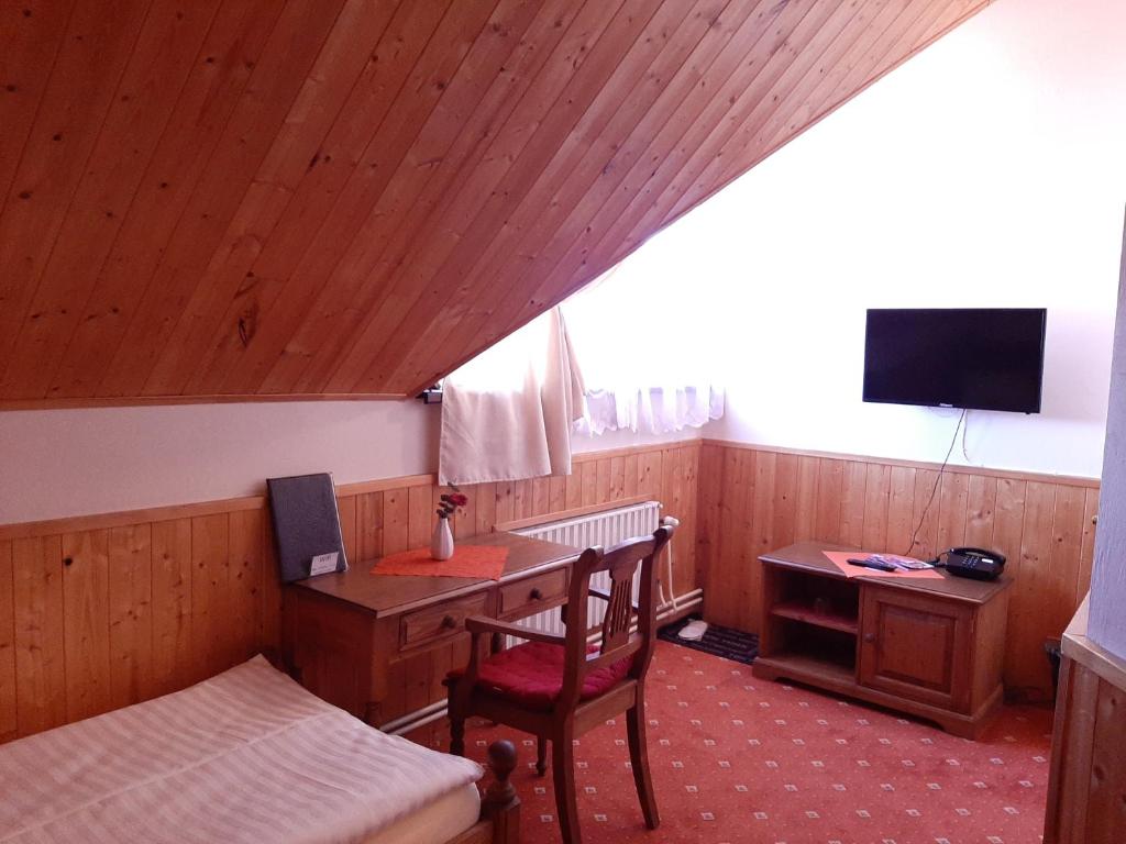 Двухместный (Двухместный номер с 2 отдельными кроватями и ванной комнатой) отеля Garni ASAS, Мост (Устецкий край)