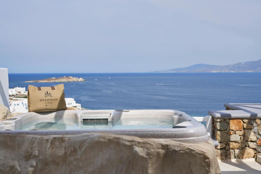 Сьюит (Люкс Armonia с гидромассажной ванной) отеля Myconian Korali Relais & Chateaux, Миконос