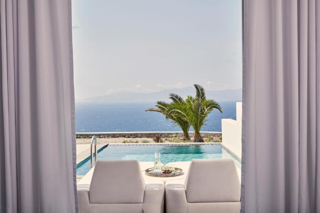 Сьюит (Полулюкс Delos с собственным бассейном и гидромассажной ванной на открытом воздухе) отеля Myconian Korali Relais & Chateaux, Миконос