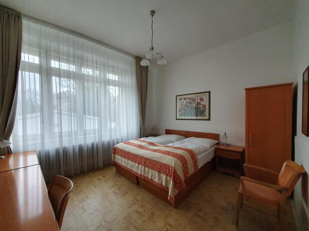 Двухместный (Двухместный номер с 1 кроватью и общей ванной комнатой) гостевого дома Jana Pension Domov Mládeže, Прага