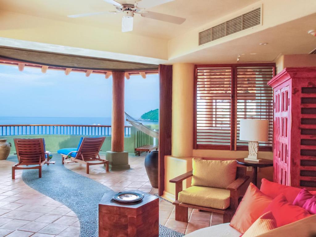 Сьюит (Ocean View One-Bedroom Two Bathrooms) курортного отеля Embarc Zihuatanejo by Diamond Resorts, Сиуатанехо