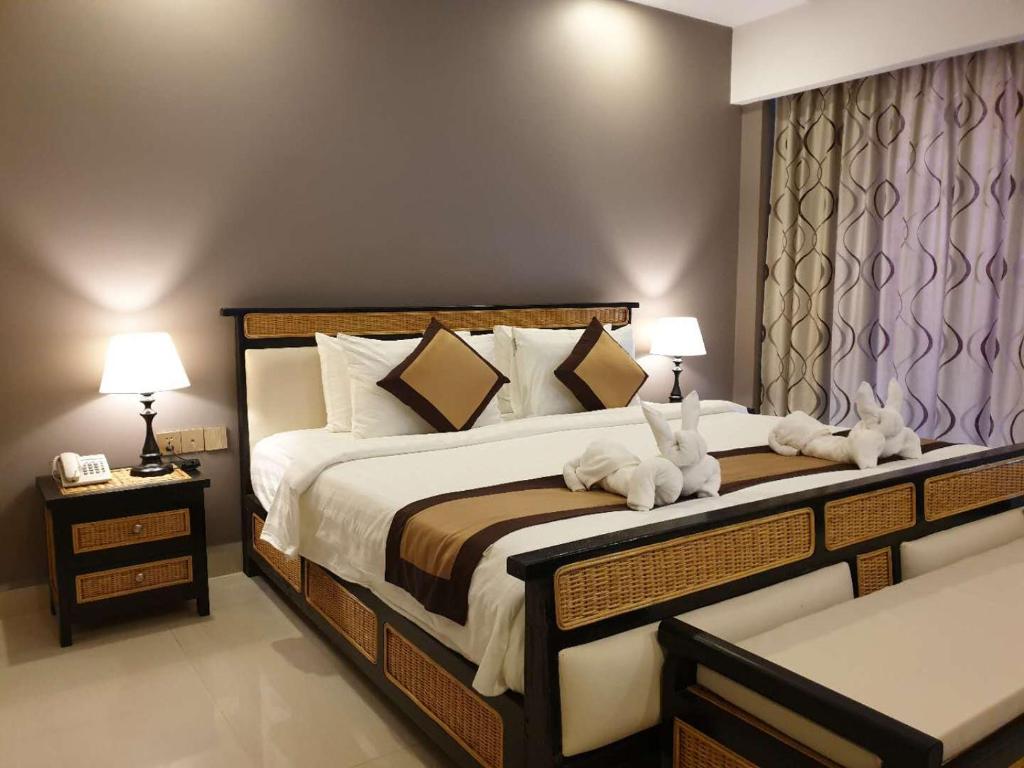 Двухместный (Улучшенный номер с кроватью размера «king-size») отеля Aristocrat Residence & Hotel, Сиануквиль
