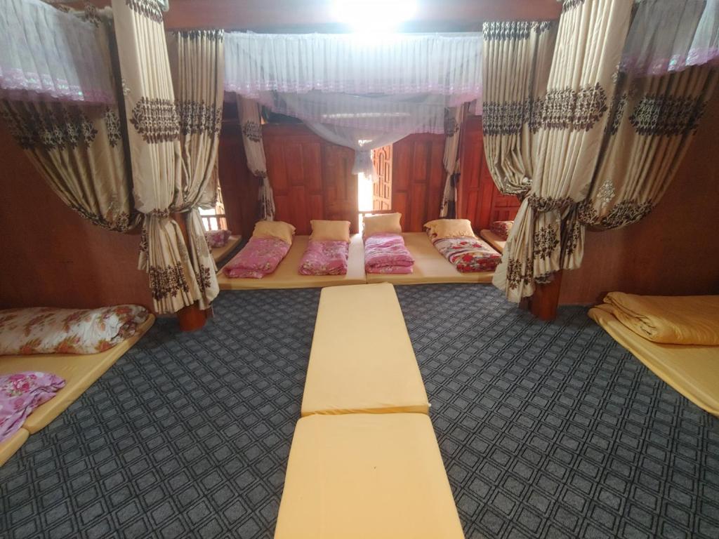 Номер (Односпальная кровать в общем номере для мужчин и женщин) отеля Aladdin Homestay Đồng Văn, Хазянг