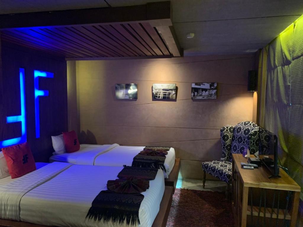 Двухместный (Улучшенный двухместный номер с 2 отдельными кроватями) отеля The Fusion Suites, Бангкок