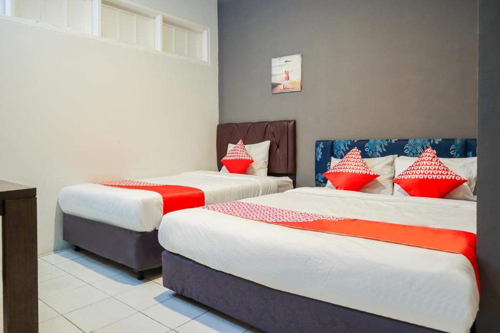 Сьюит (Улучшенный люкс) отеля OYO 1111 Passer Baroe Inn, Джакарта
