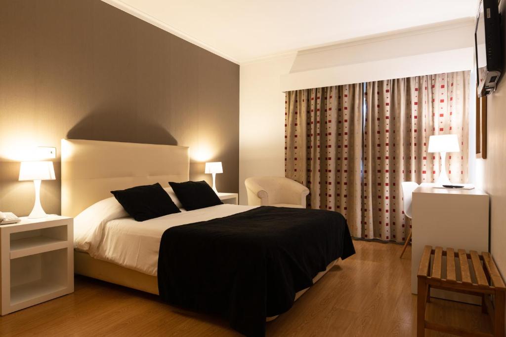 Двухместный (Улучшенный двухместный номер с 1 кроватью) отеля Hotel Durao, Визеу